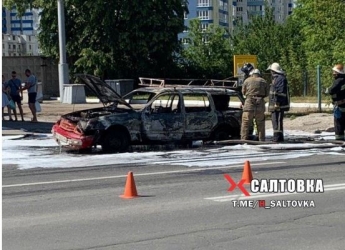 В Харькове автомобиль загорелся прямо во время движения: фото и видео