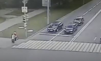 В России автобус на скорости снес остановку с людьми - этот момент попал на видео