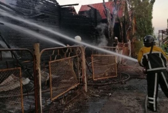 В Затоке мощный пожар уничтожил две базы отдыха: фото и видео
