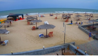 В Кирилловке шторм прогнал отдыхающих с пляжей (фото, видео)