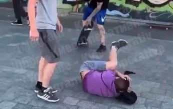 В Киеве скейтеры избили мужчину (видео)