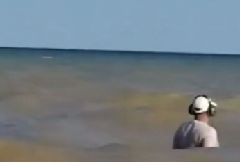 В Кирилловке искатели сокровищ исследуют морское дно (видео)
