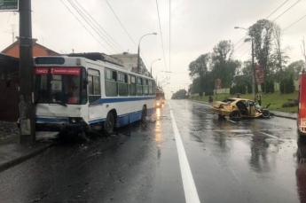 В Хмельницком столкнулись легковушка и тролейбус: пострадали три человека (видео)