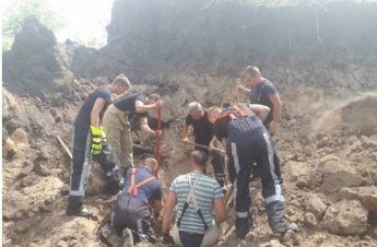 Под Киевом мужчину заживо похоронило под песком, фото