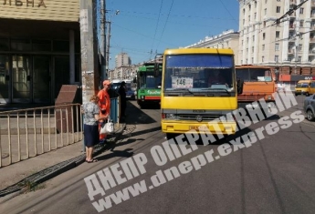 В Днепре на проспекте Яворницкого грузовик столкнулся с маршруткой: женщину госпитализировали (видео момента ДТП)