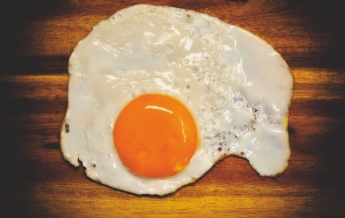 Обычная яицница может быть смертельно опасна: кому нельзя ее есть
