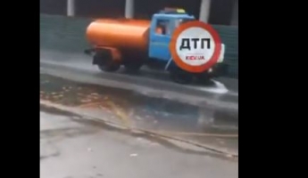 Коммунальщиков в Киеве поймали на странном занятии во время дождя, видео