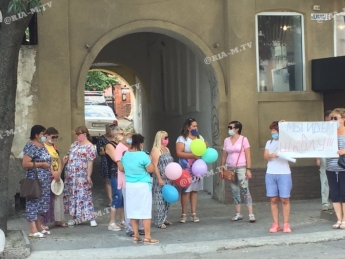 В Мелитополе чуть больше десятка родителей поддержали всеукраинскую акцию против дистанционки (фото)