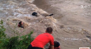 Во Львовской области во время переправы через горную реку туриста снесло течением (видео)
