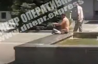 Украинец прославился, устроив купания нагишом в центре города (видео)