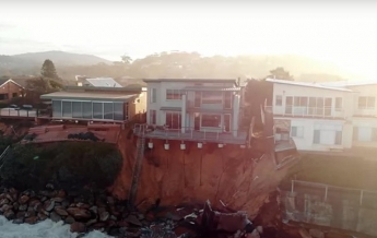 В Австралии несколько домов смыло в океан из-за оползней (видео)
