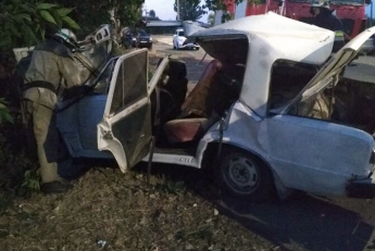 На Днепропетровщине автомобиль ВАЗ врезался в дерево: погиб пассажир, водителя забрала скорая (фото)