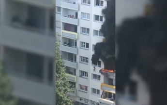 Во Франции дети прыгали из окна горящей квартиры (видео)