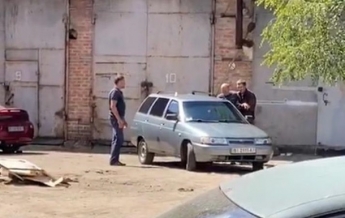 В Полтаве мужчина взял в заложники начальника полиции и скрылся с ним на авто