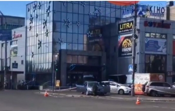 В Киеве заминировали авто у популярного ТЦ - на место примчались "копы"