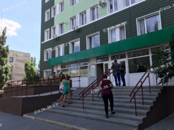 В Мелитополе горожане массово жалуются на работу регистратуры "зеленой поликлиники" (фото)