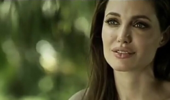 Анджелина Джоли напугала траурным видом на прогулке с дочкой, сеть кипит: «Как бабка»
