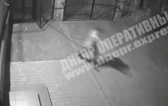 В Днепре на Сечевых стрельцов неизвестный мужчина по ночам ворует кабель: видео
