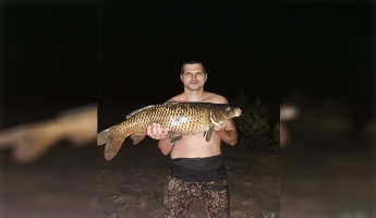 Мужчина поймал рыбу размером с ребенка и похвастался снимком