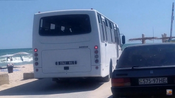 На Бирючий завезли автобус с Нацгвардией (видео)