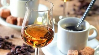 Кофе с алкоголем: врачи запрещают пить этот коктейль