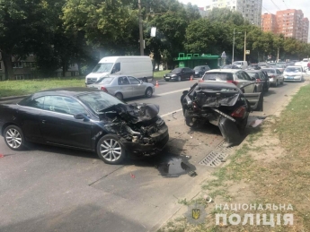 В Харькове столкнулись сразу пять авто, есть раненые (фото)