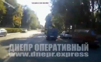 В Днепре на Академика Белелюбского микроавтобус врезался в дерево: появилось видео момента