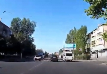 Спасла реакция девушки - водитель на ВАЗе в Мелитополе едва не сбил пешехода на "зебре" (видео)