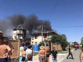 Дым видно в разных районах города - в курортном Бердянске горит гостиница (фото, видео)