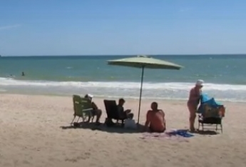 Ау, где люди? В Кирилловке на Пересыпи пляжи полупустые – медуз почти нет (видео)