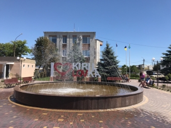 Отдыхающие смеются над туалетным фоном на инсталляции «Я люблю Кирилловку» - отзывы о курорте (видео)