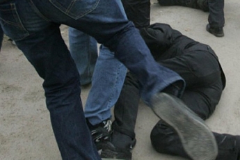 В Запорожье на улице избили бездомного: на месте происшествия работала реанимационная бриагда