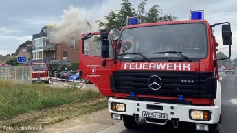 В Германии самолет протаранил жилой дом и взорвался: есть погибшие (видео)