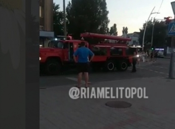 В Мелитополе в центре города воют сирены и работают спасатели (видео)