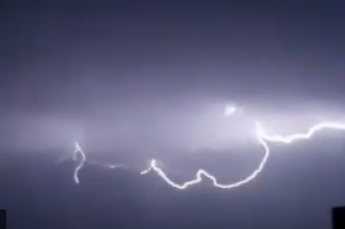 Страшно красиво - в Мелитополе ночью молнии устроили огненное "шоу" (видео)