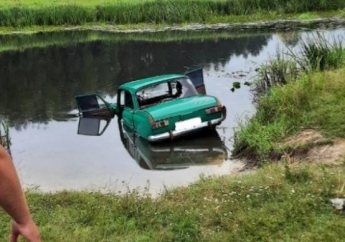 Под Житомиром машина вылетела в водоём, водитель погиб