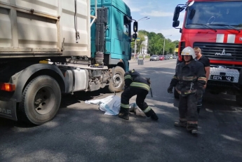 Под Днепром мужчина попал под колеса грузовика: подробности жуткого происшествия (Фото)