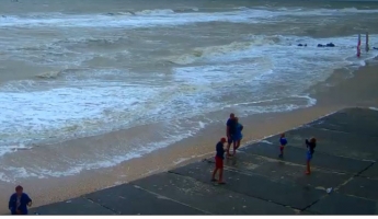 В Кирилловке штормящее море "съедает" пляжи (фото, видео)