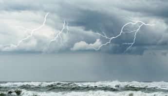 В Бердянске над Азовским морем запечатлели огромные молнии (ФОТО)