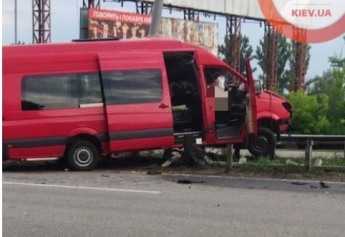 Под Киевом произошло жуткое ДТП - микроавтобус "нанизало" на отбойник (фото)