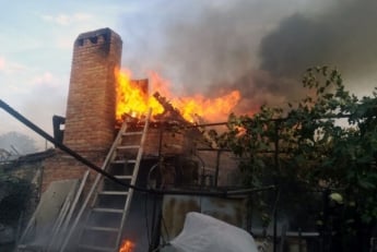 В Днепропетровской области огонь охватил два частных дома: пожар тушили 13 спасателей (фото)
