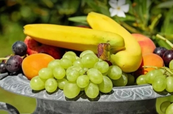 Диетологи запретили есть фрукты и ягоды после обеда