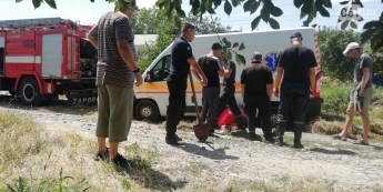 В Запорожье автомобиль "скорой" застрял в яме на дороге в частном секторе