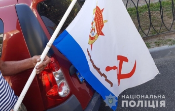 В Запорожской области мужчина прикрепил на машину запрещенную символику