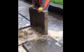 Коммунальщики отметились "феерическим" ремонтом тротуара - за это их "прославили" в сети (видео)