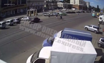 "Гуляю, где хочу": в Днепре в районе "Озерки" люди бросаются под колеса (видео)
