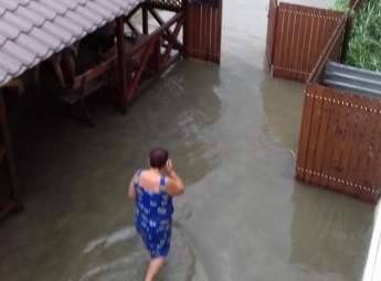 В Кирилловке после шторма грязь и воду из киосков выгребают лопатами (видео)