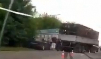На запорожской трассе под Мелитополем столкнулись два грузовика (видео)