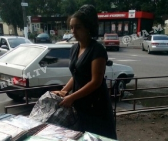 От мяса до постельного - ромы в Мелитополе устроили мини-рынок на тротуаре