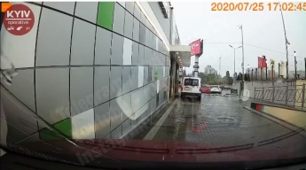 В Киеве девушка отметилась "феерической" парковкой - такой наглости не ожидал никто (видео)